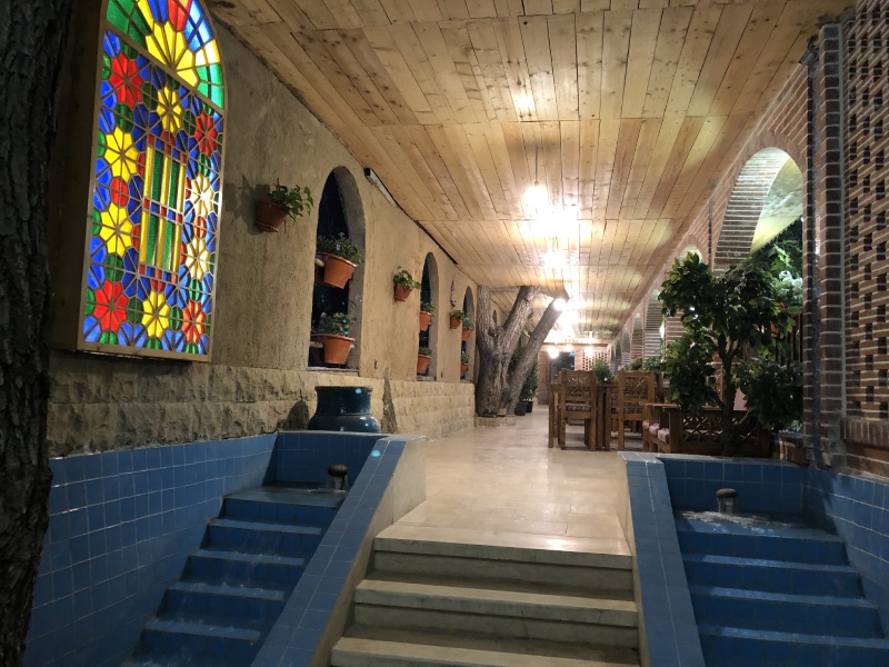 رستوران با موسیقی زنده در فرحزاد
