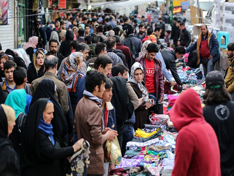 دست فروشی در شلوغ ترین پیاده رو های تهران