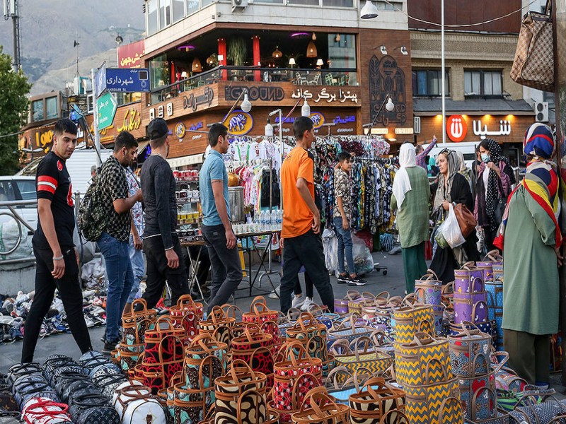 پیاده رو شلوغ تهران
