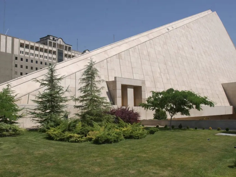 ساختمان هرمی شکل مجلس