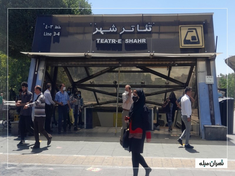 ایستگاه تئاترشهر نزدیک شانزلیزه