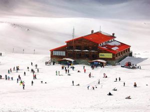 پیست اسکی شمشک؛ هیجان اسکی‌بازی در روز و شب